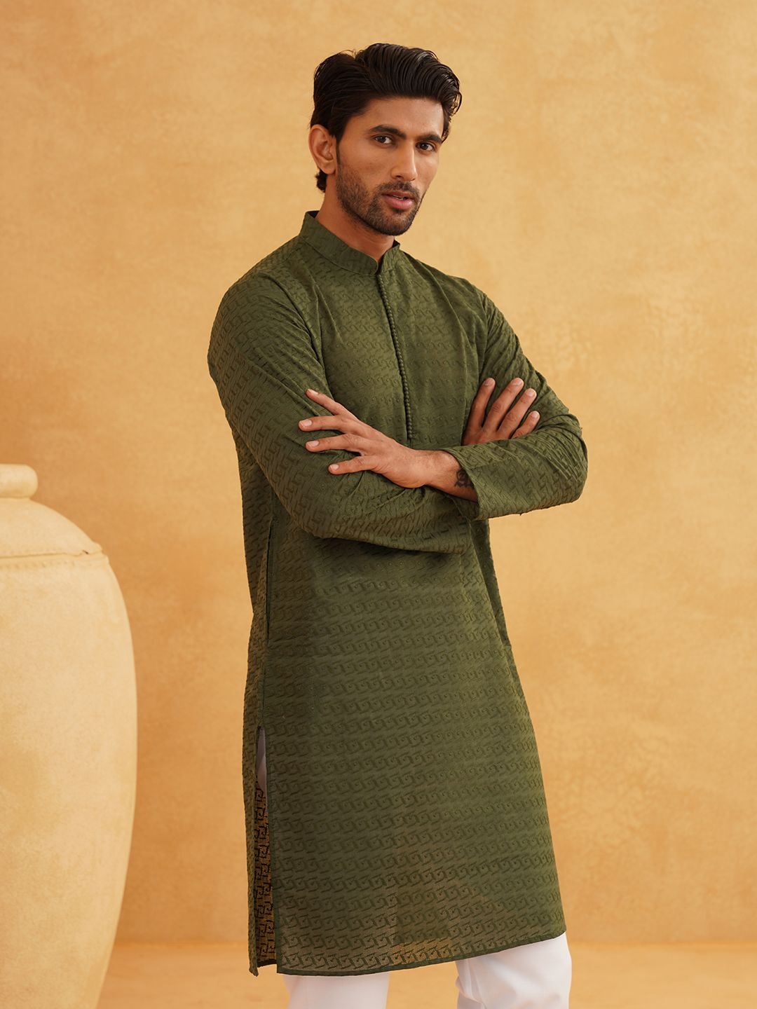 

SOJANYA Geometric Embroidered Mandarin Collar Pure Cotton Straight Kurta, Green