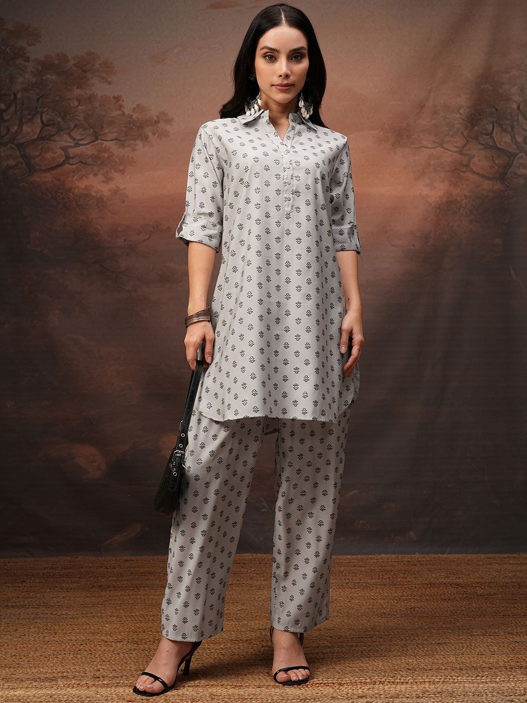 

Vishudh Grey Printed Shirt Collar Three-Quarter Sleeves Tunic With Palazzo