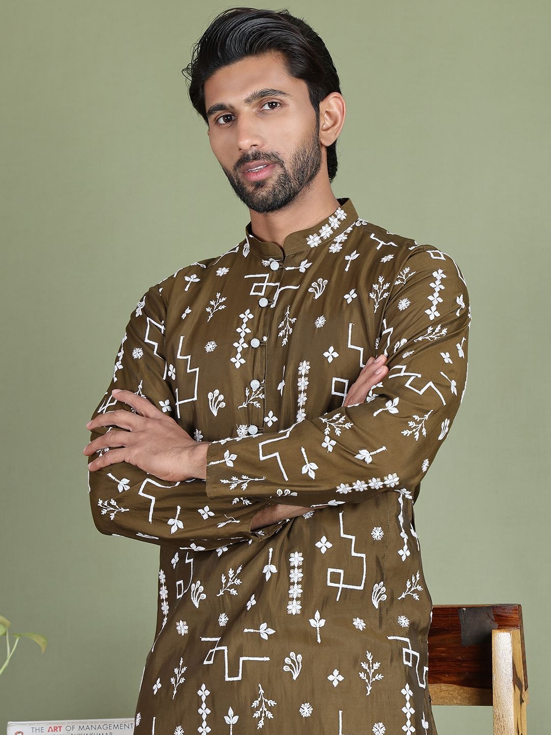 

Jompers Floral Embroidered Sequinned Mandarin Collar Straight Kurta, Green