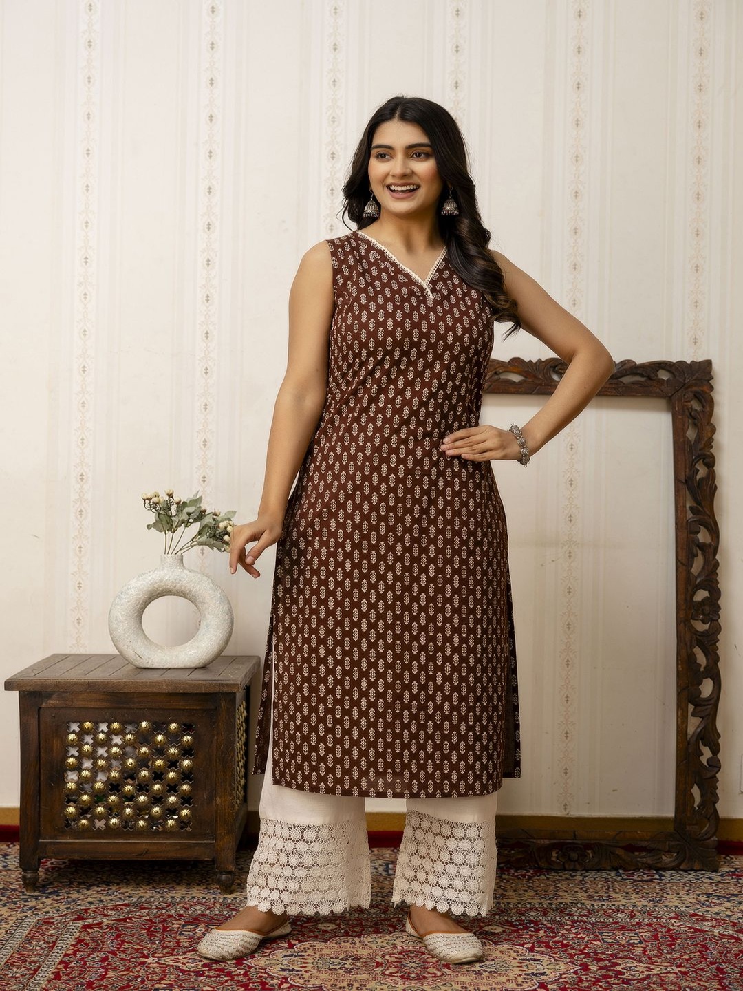 

Nayo Ethnic Motifs Printed V-Neck Pure Cotton Straight Kurta, Brown