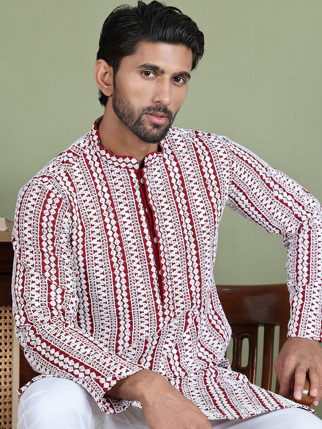 

Jompers Geometric Printed Mandarin Collar Straight Kurta With Trouser, Maroon