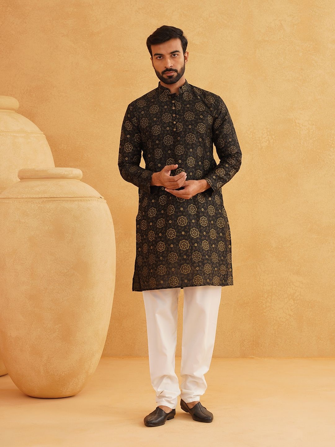 

SOJANYA Floral Printed Mandarin Collar Straight Kurta With Churidar, Black