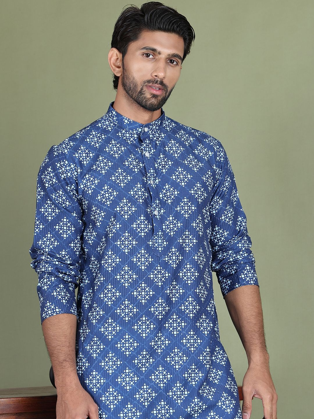 

Anouk Geometric Printed Mandarine collar straight Kurta with Pyjamas, Blue
