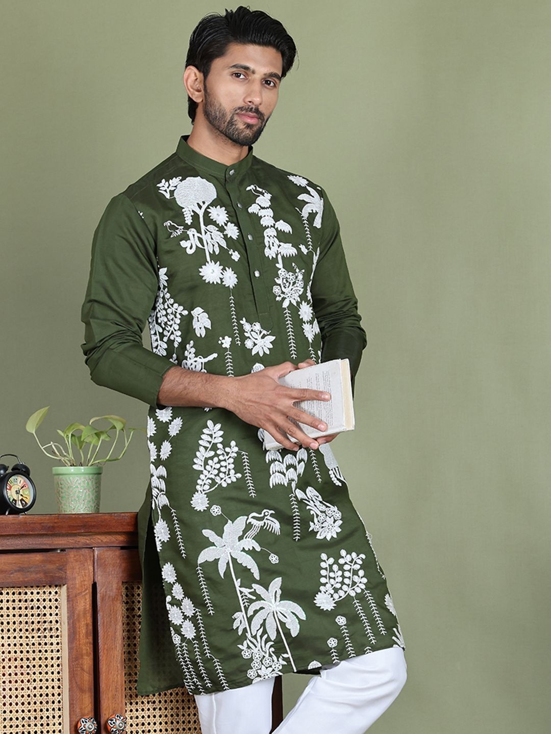 

Jompers Floral Embroidered Chikankari Mandarin Collar Straight Kurta, Olive