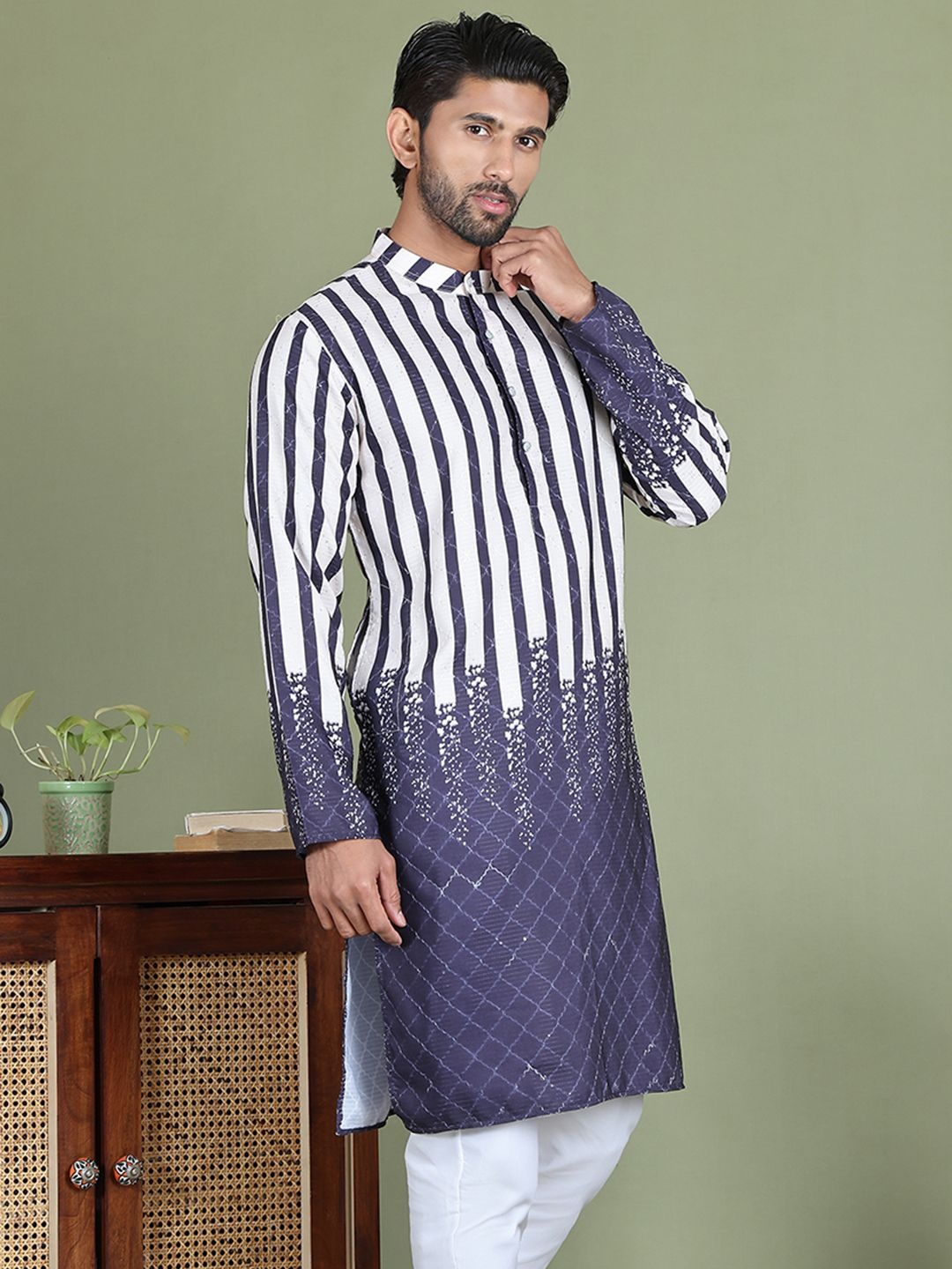 

Jompers Geometric Printed Sequinned Mandarin Collar Straight Kurta, Charcoal