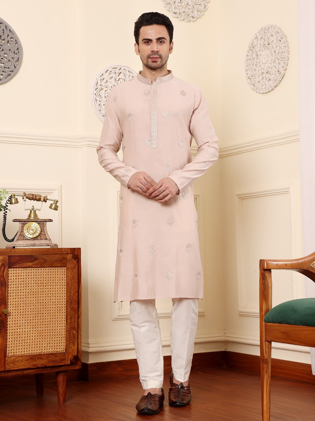 

MULTI SHADES Ethnic Motifs Embroidered Mandarin Collar Sequenned Kurta With Trouser, Peach