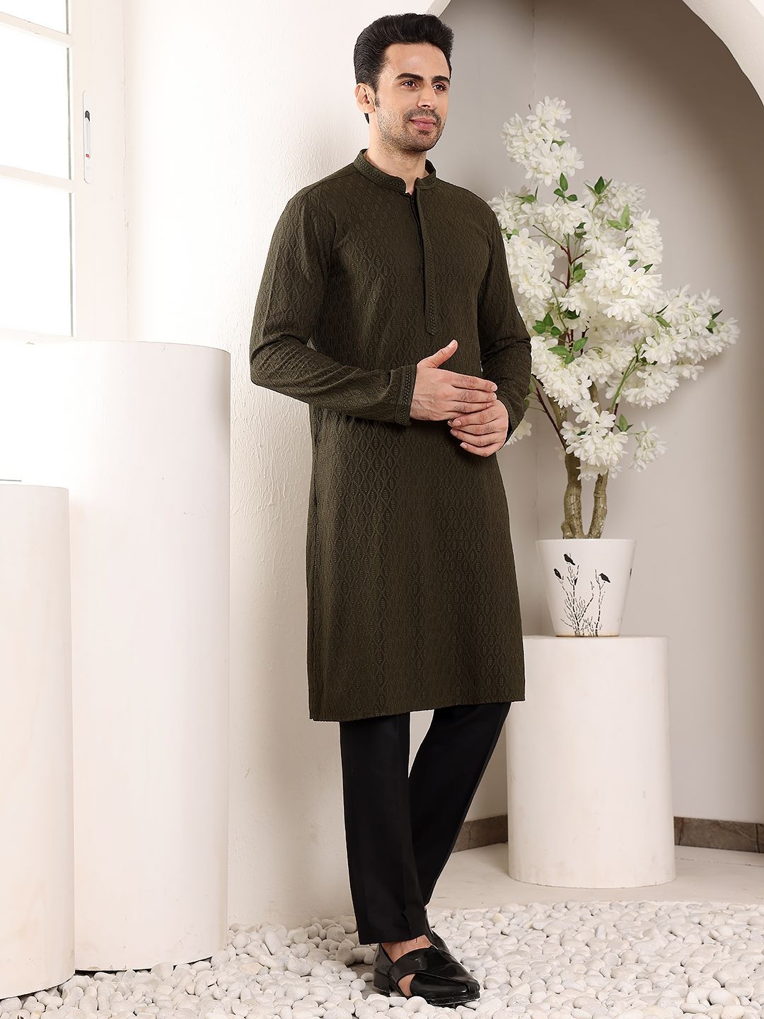 

MULTI SHADES Ethnic Motifs Embroidered Mandarin Collar Straight Kurta With Trouser, Black