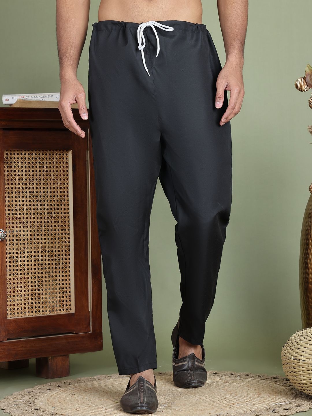 

Jompers Men Pure Cotton Mid-Rise Pyjamas, Black