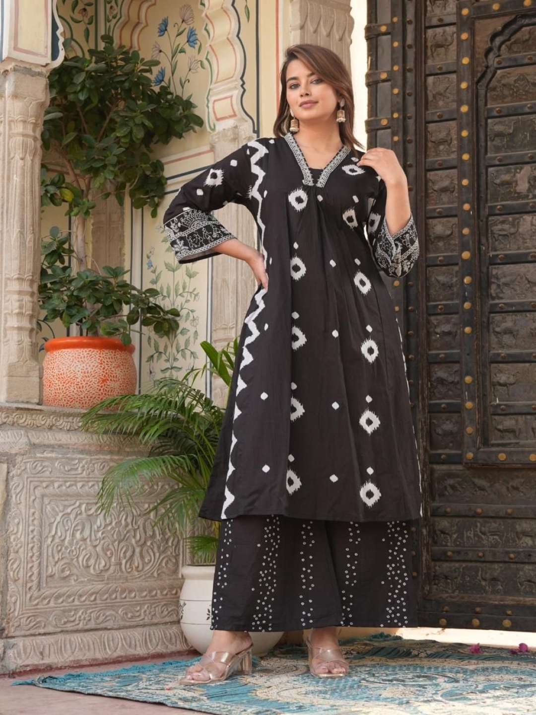 

QBO FASHION Bandhani Printed V-Neck A-Line Kurta With Palazzo, Black