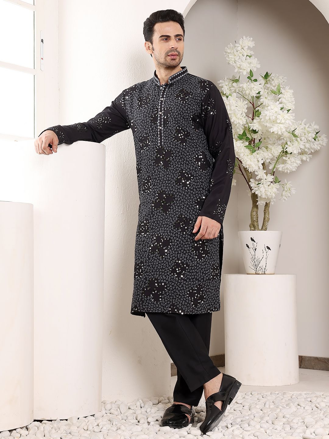 

MULTI SHADES Geometric Embroidered Mandarin Collar Sequinned Straight Kurta With Pyjama, Black