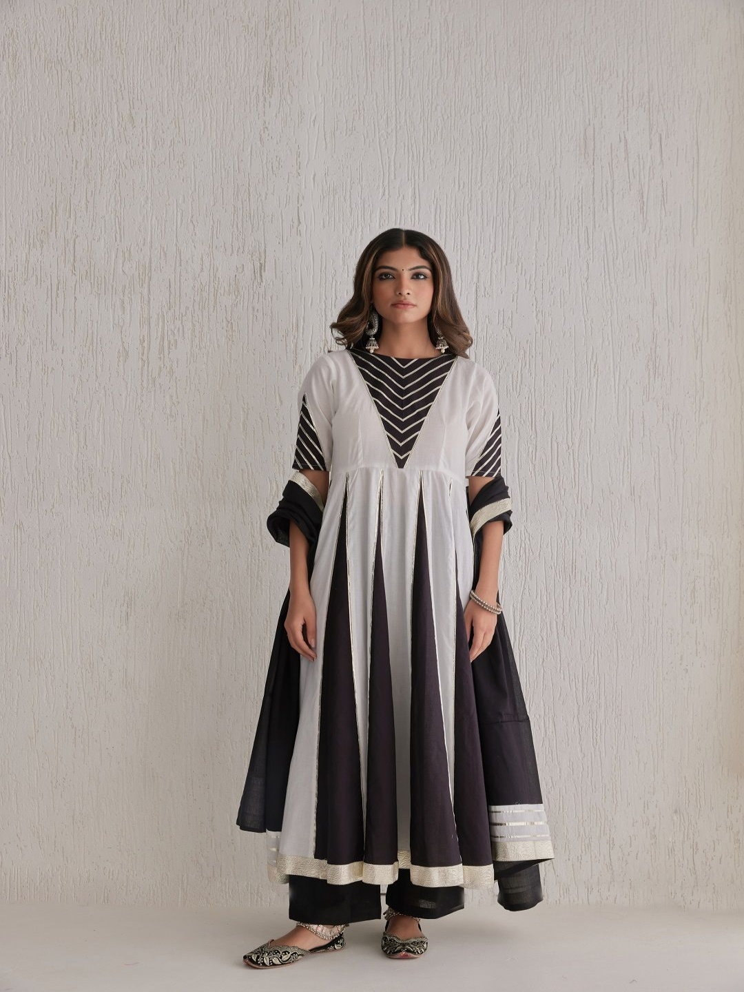 

IMROZ HOUSE Colourblocked Pure Cotton Panelled Anarkali Kurta With Trousers & Dupatta, White