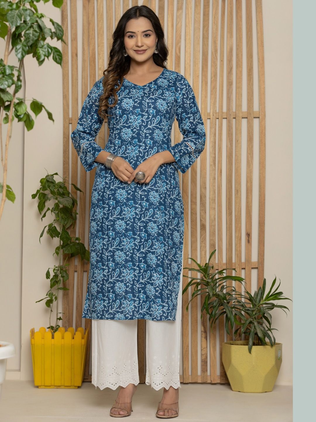 

VEDANA Ethnic Motif Printed Thread Work Pure Cotton V-Neck Kurta, Blue