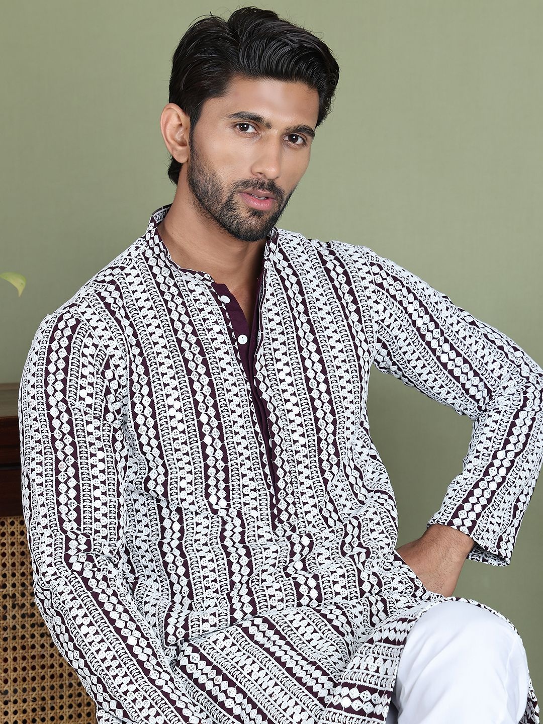 

Jompers Geometric Embroidered Mirror Work Mandarin Collar Straight Kurta, Purple