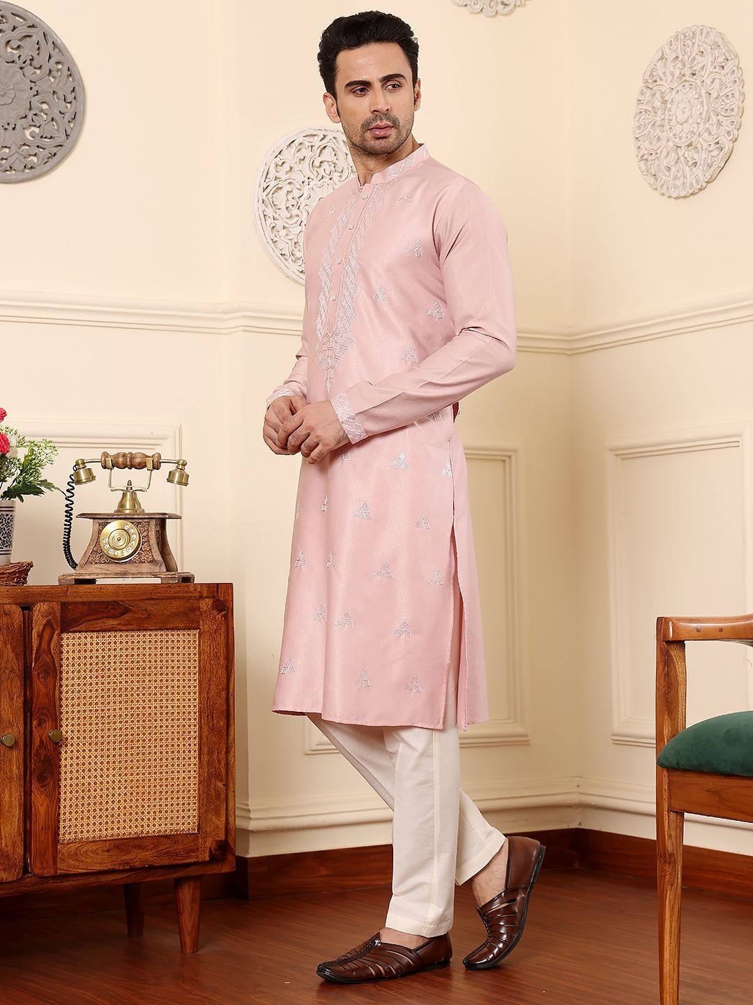 

MULTI SHADES Ethnic Motifs EmbroideredDtraight Thread Work Kurta with Pyjama, Pink