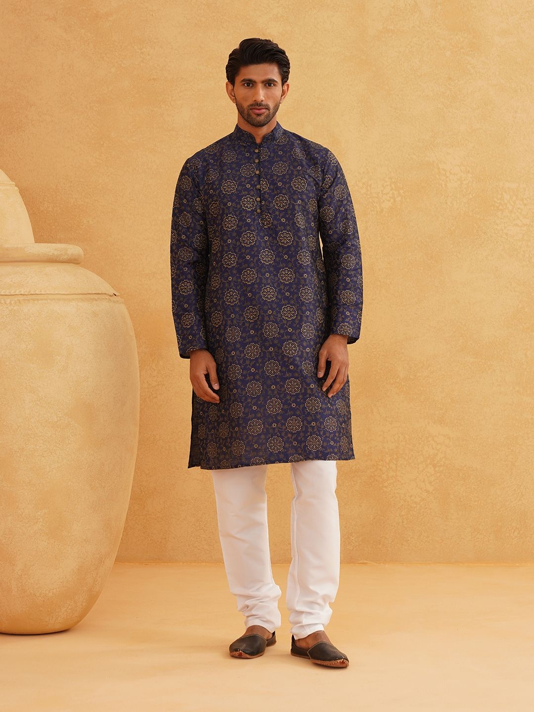 

SOJANYA Floral Printed Mandarin Collar Straight Kurta With Churidar, Navy blue