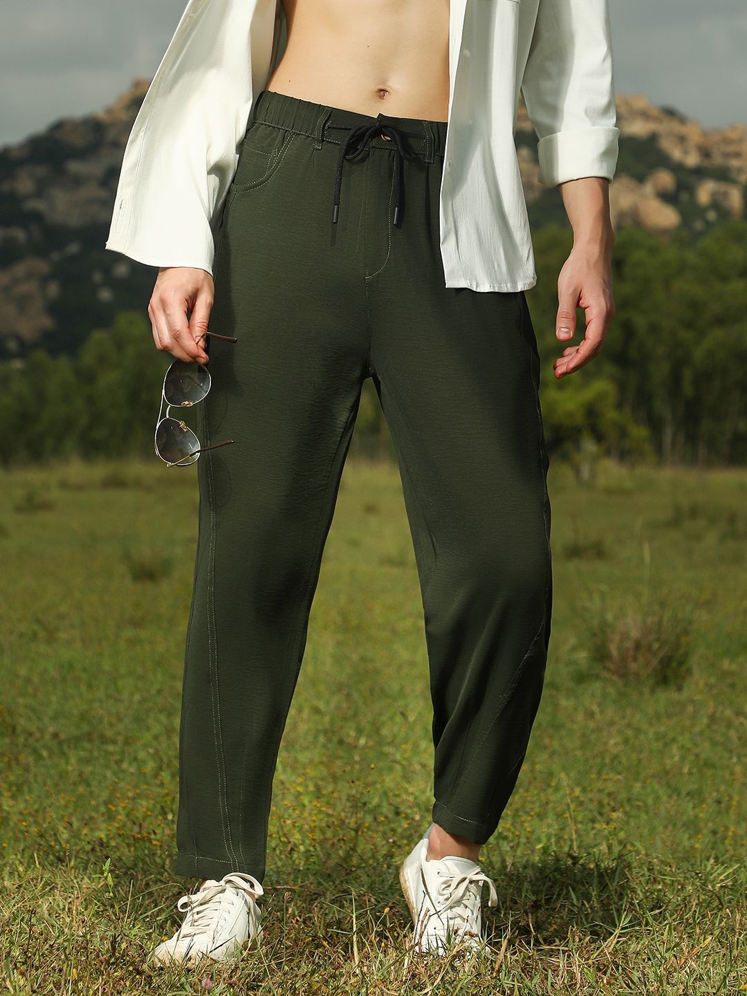 

Campus Sutra Men Relaxed Fit Mid-Rise Trousers, Green