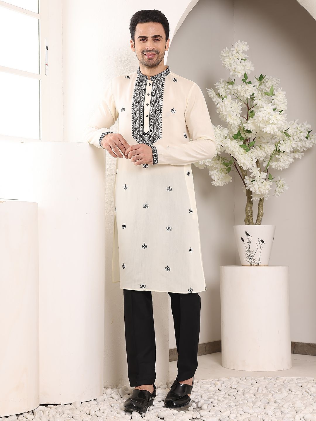 

MULTI SHADES Ethnic Motifs Embroidered Mandarin Collar Sequenned Kurta With Trouser, White