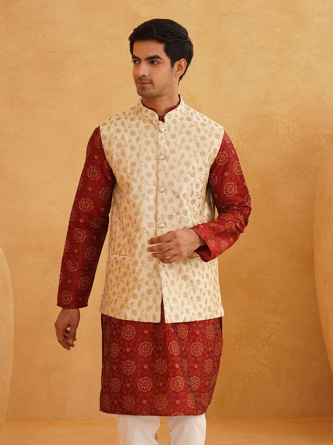 

SOJANYA Floral Printed Mandarin Collar Straight Kurta With Pyjamas And Nehru Jacket, Maroon