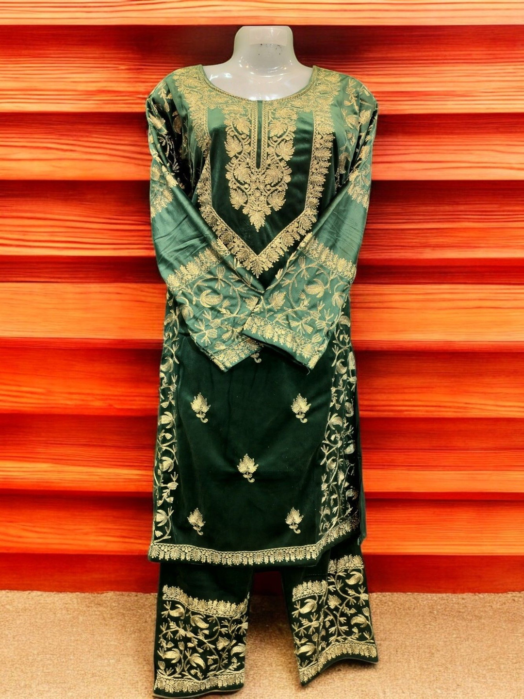 

REET MAHAL Ethnic Motifs Embroidered Thread Work Velvet Straight Kurta with Palazzos, Green