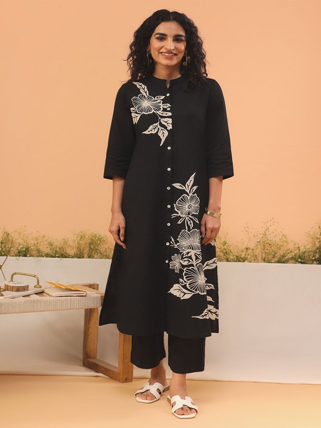 

ARAVALII Floral Printed Mandarin Collar Pure Cotton A-line Kurta with Trousers, Black