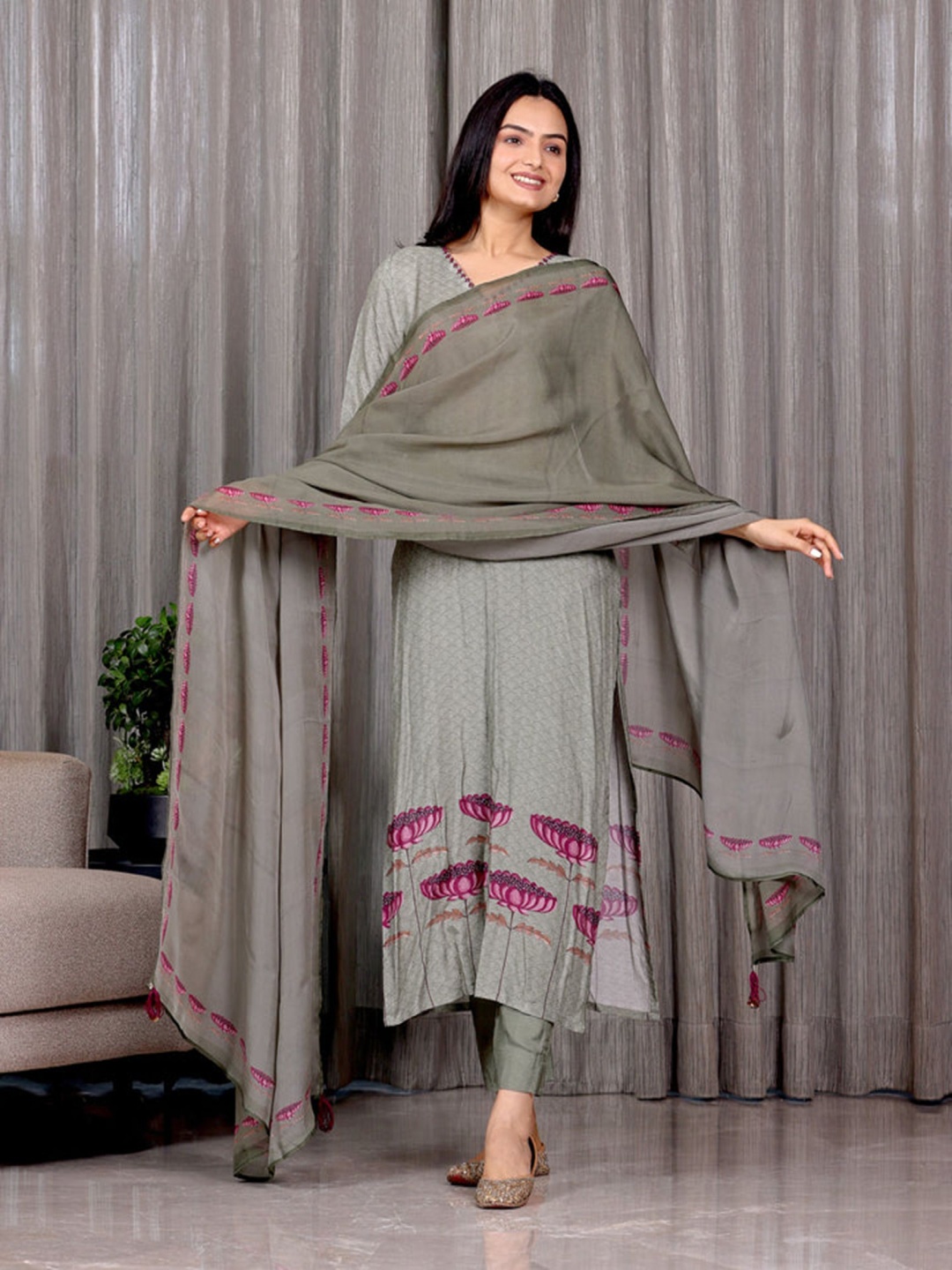 

SUKRUTI DESIGN Floral Printed Thread Work Pure Silk Straight Kurta with Trousers & Dupatta, Grey