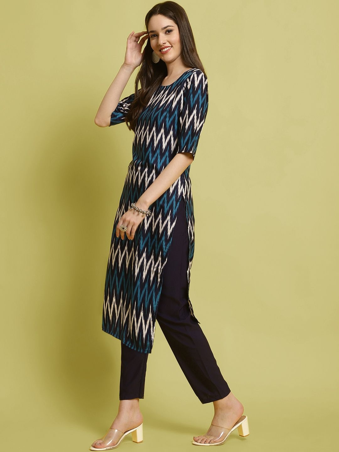 

7Threads Chevron Printed Round Neck Straight Kurta with Trousers, Black