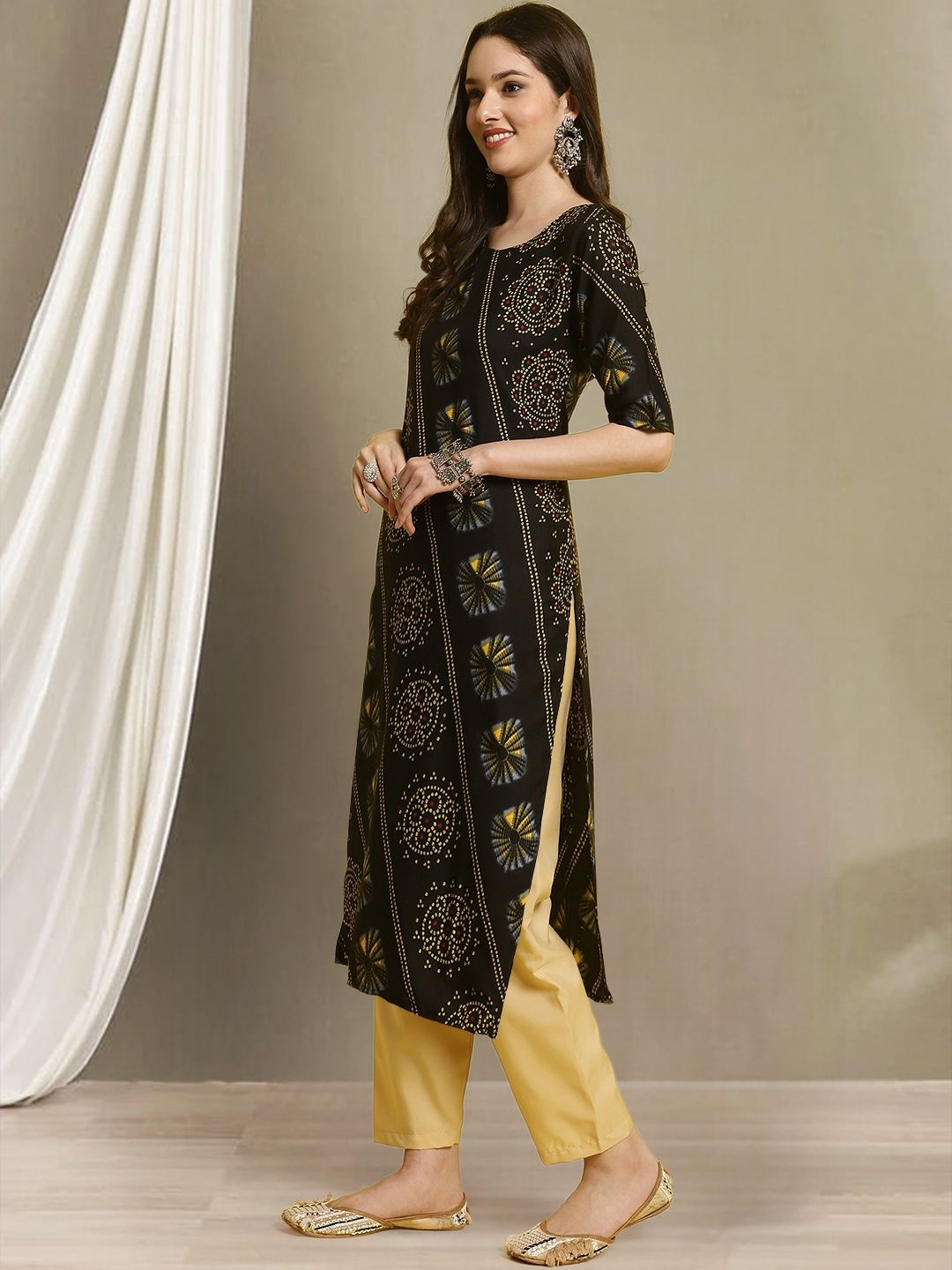 

7Threads Bandhani Printed Round Neck Straight Kurta with Trousers, Black