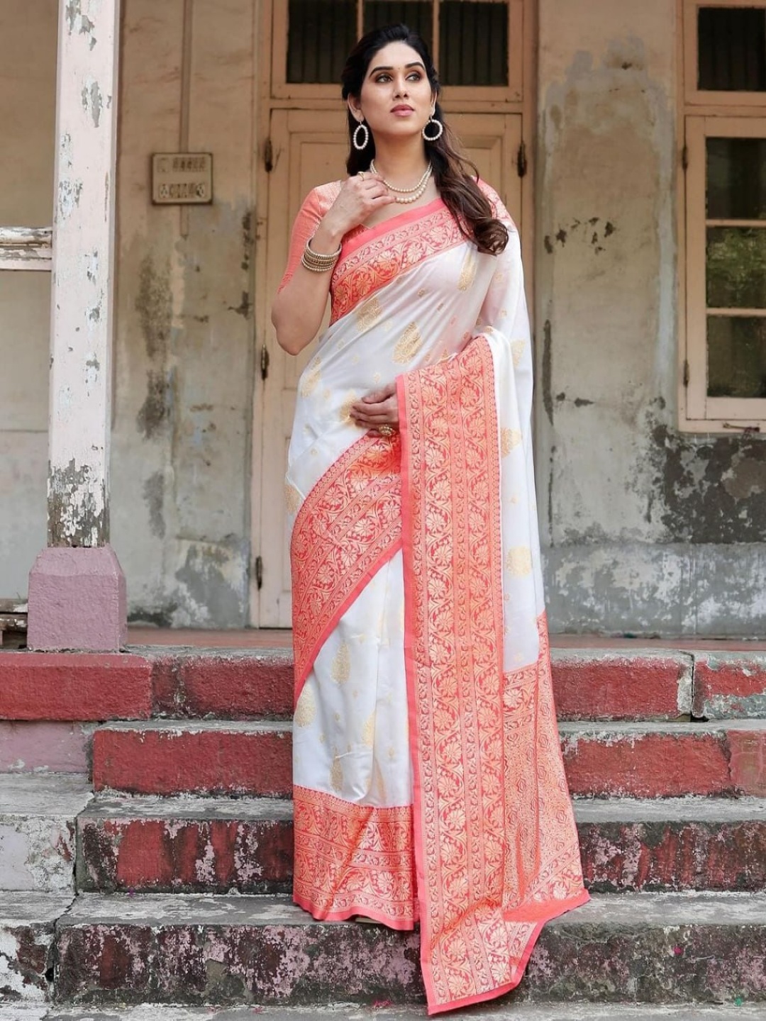 

revika Woven Design Zari Pure Silk Kanjeevaram Saree, White