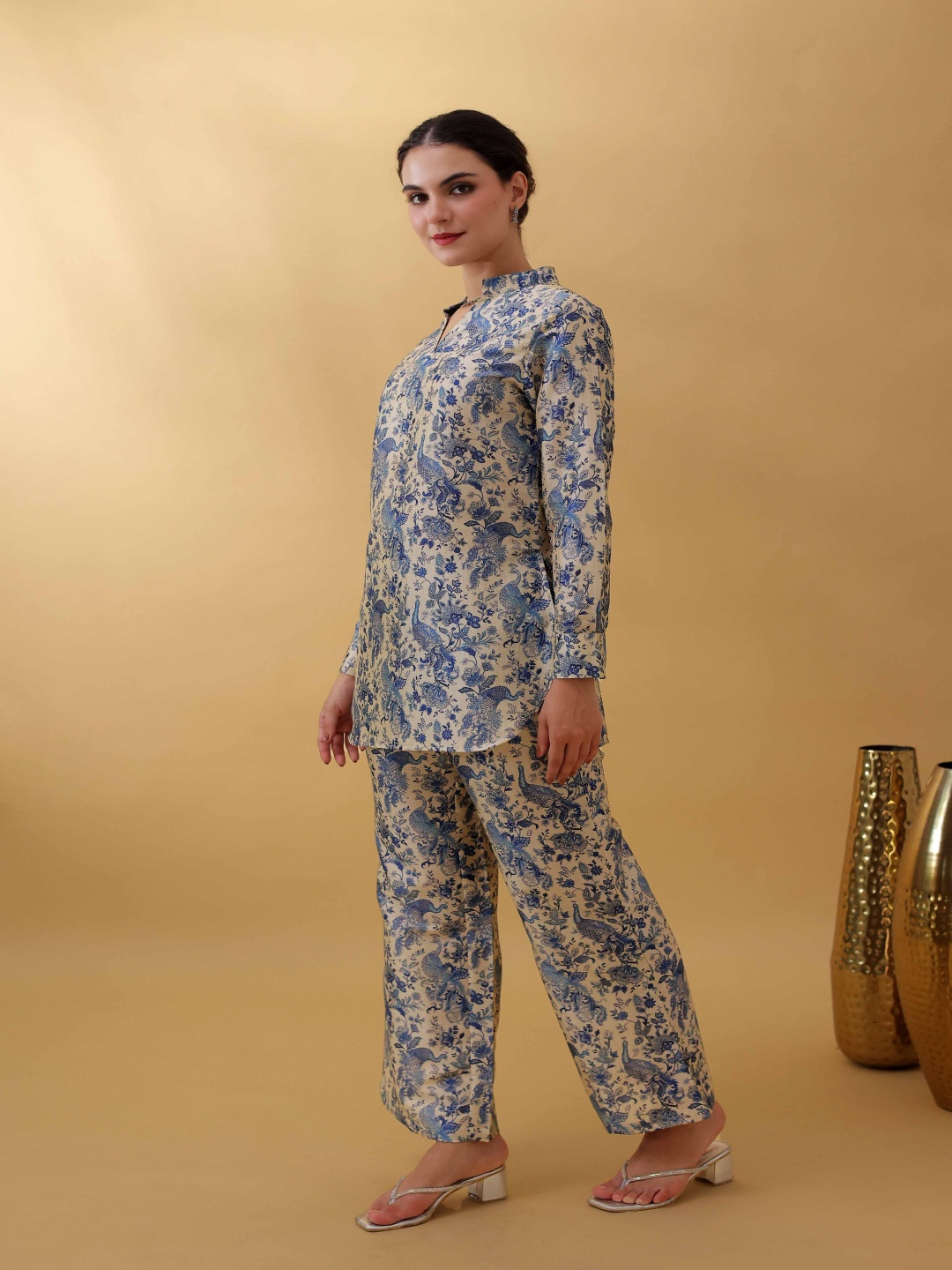 

BEOM Indigo Bloom Printed Mandarin Collar Long Sleeves Tunic With Trouser, Beige