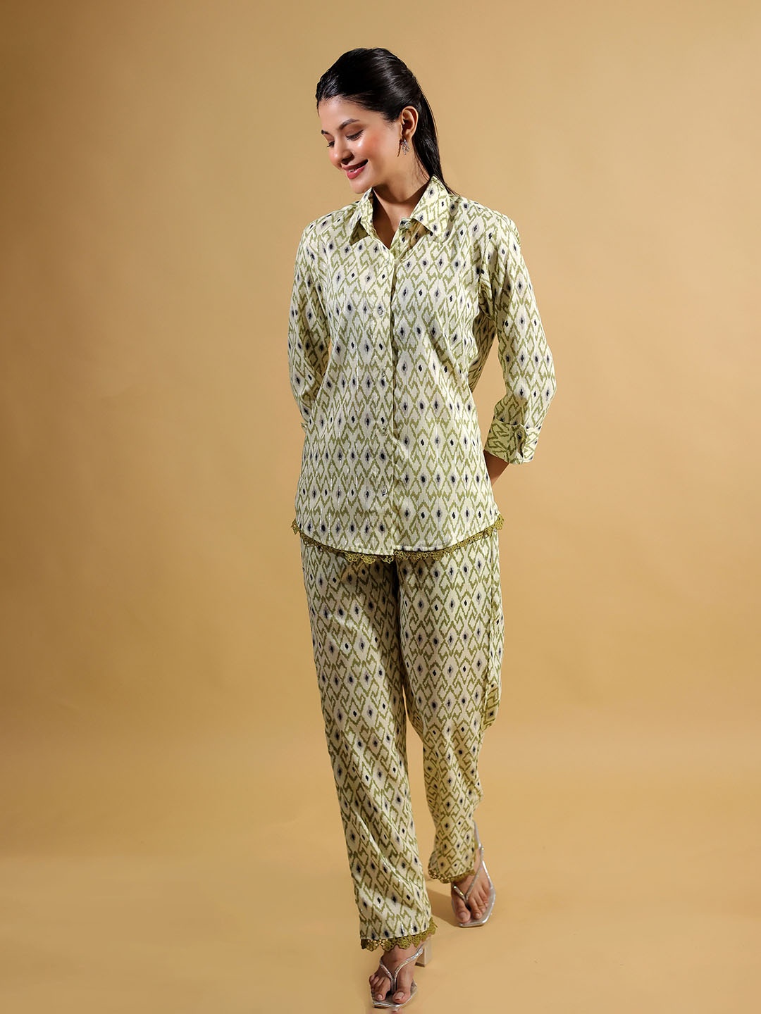 

BEOM Forest Green Printed Shirt Collar Three-Quarter Sleeves Shirt & Trouser