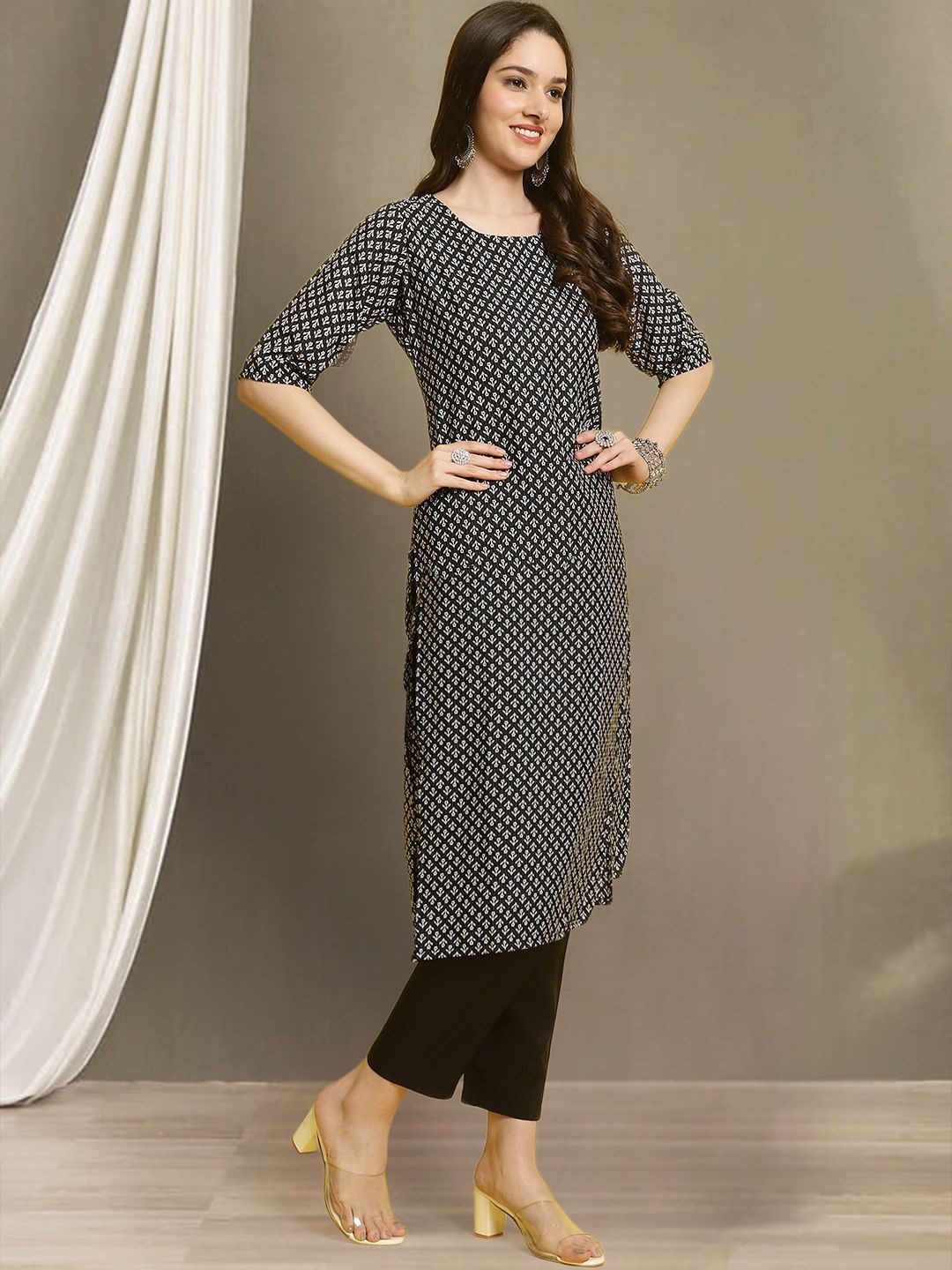 

7Threads Floral Printed Round Neck Straight Kurta with Trousers, Black