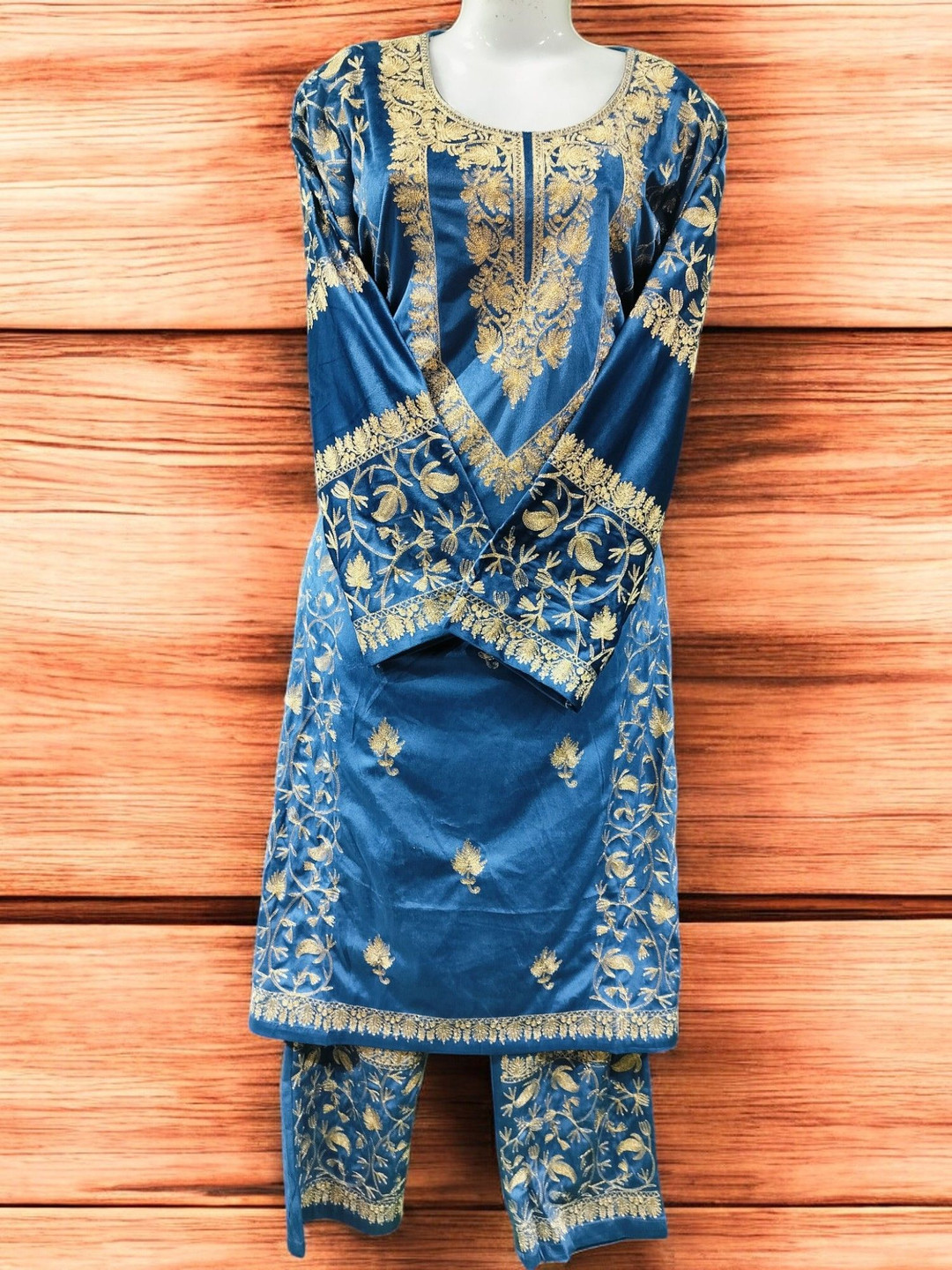 

REET MAHAL Ethnic Motifs Embroidered Velvet Straight Kurta with Trousers, Blue