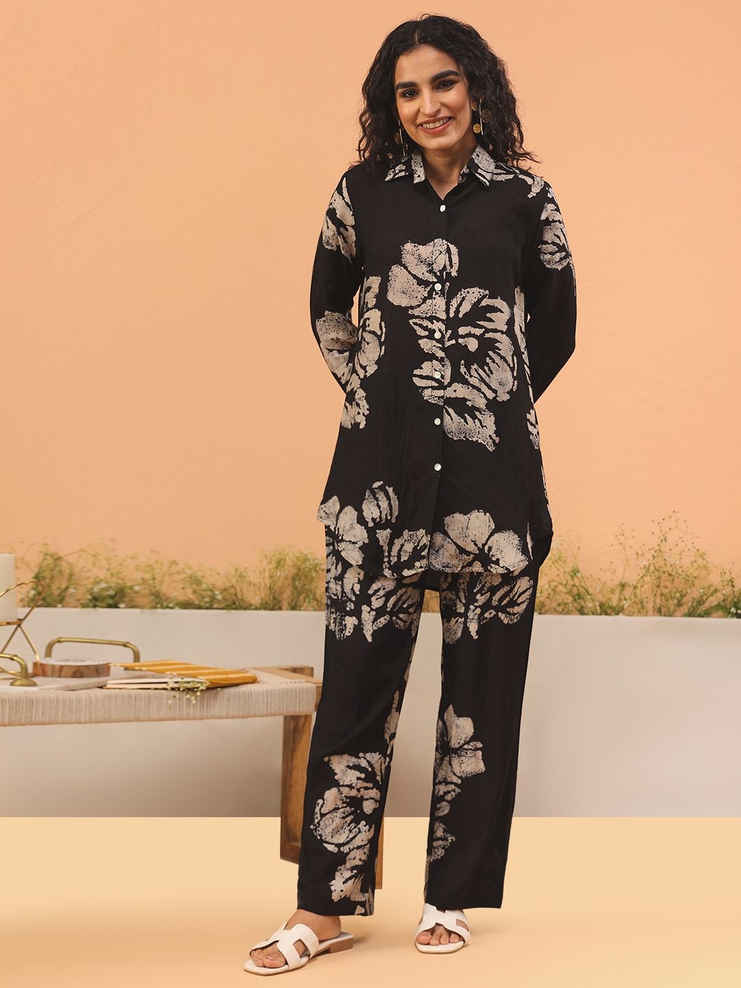 

ARAVALII Floral Printed Shirt With Trousers, Black