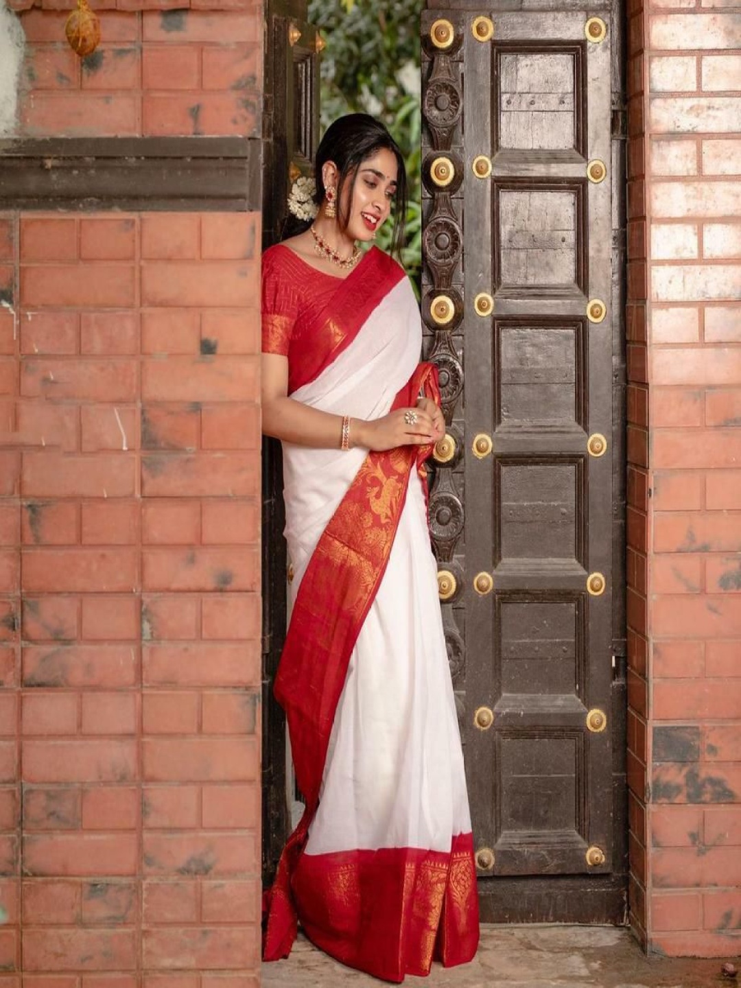 

Aika Woven Design Zari Pure Silk Banarasi Saree, White