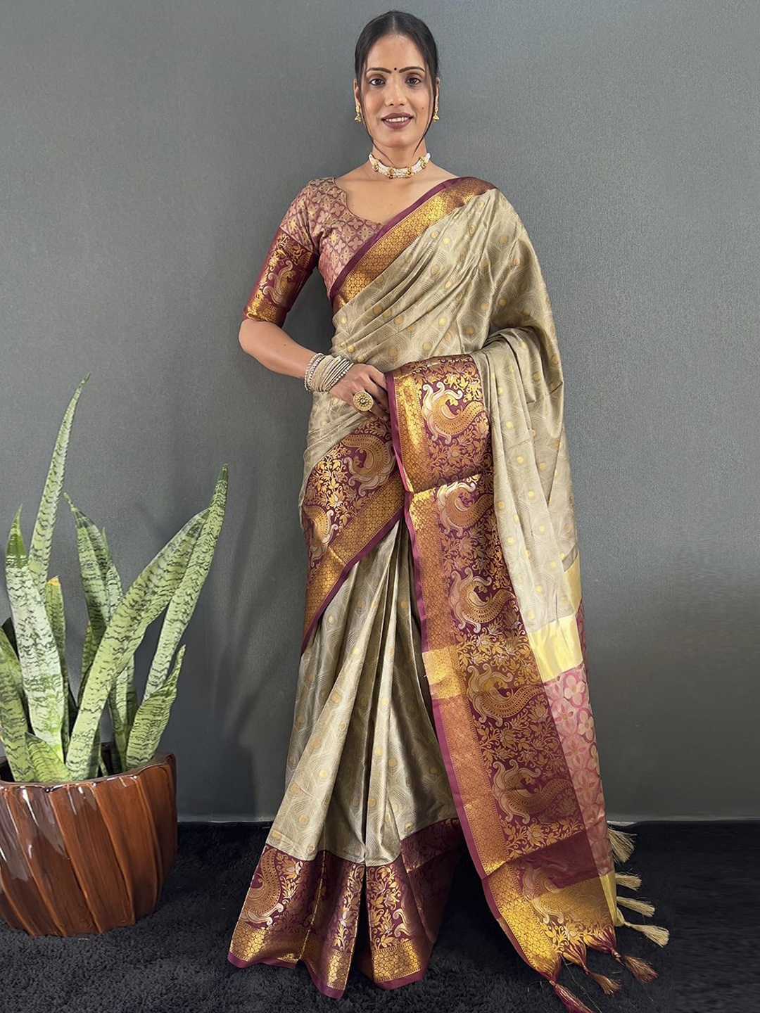 

Panzora Woven Design Zari Saree, Beige