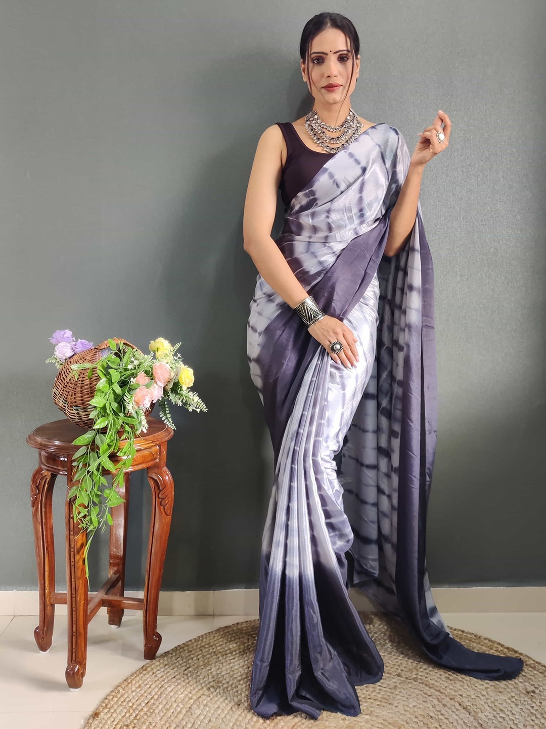 

DIVASTRI Tie and Dye Dyed Satin Ready to Wear Jamdani Saree, White