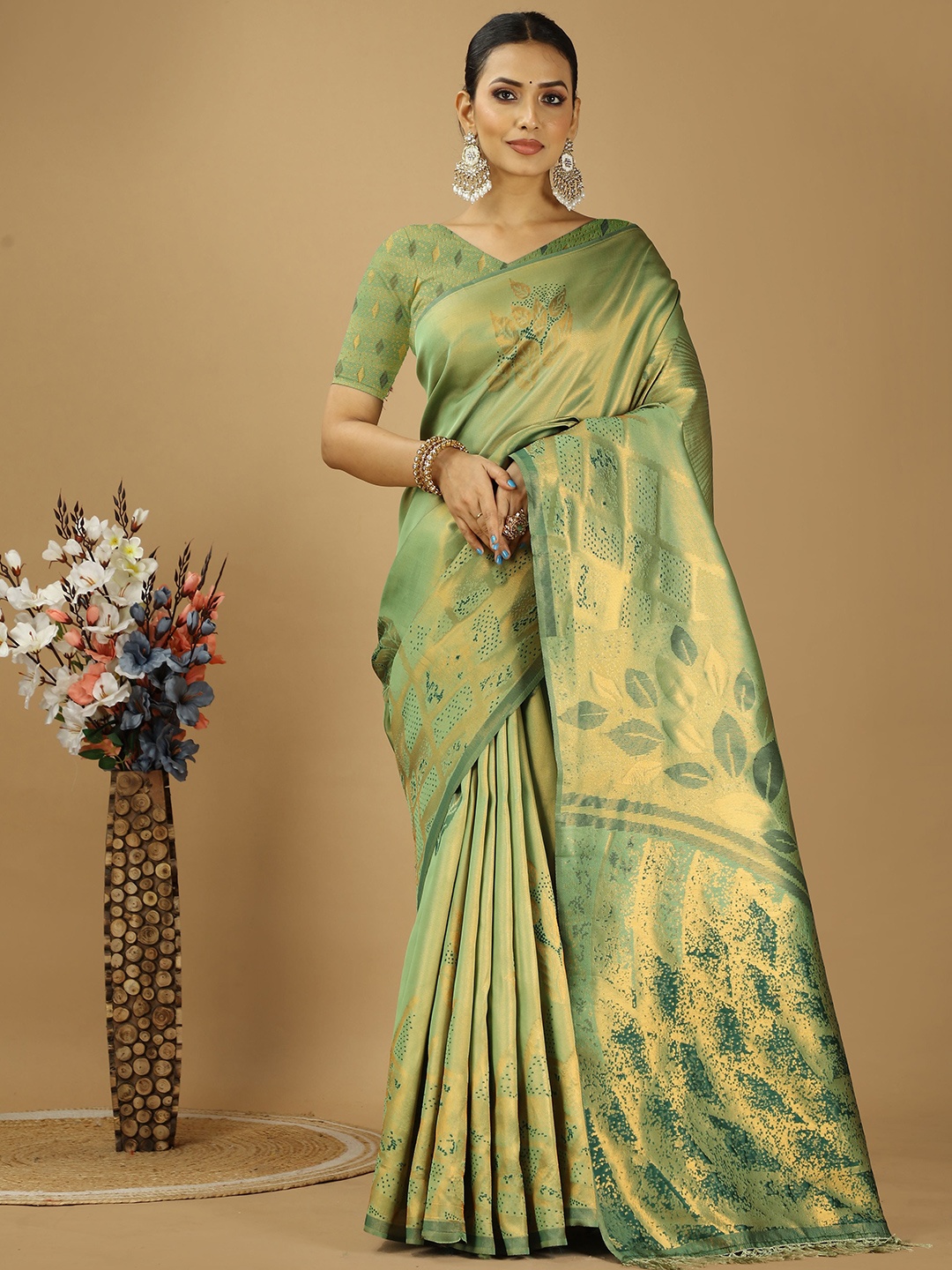 

KAYOMMI Floral Kanjeevaram Saree, Green
