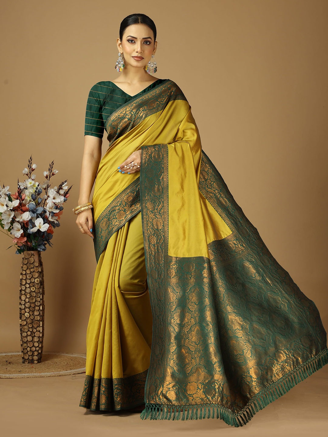 

KAYOMMI Woven Design Zari Art Silk Kanjeevaram Saree, Yellow
