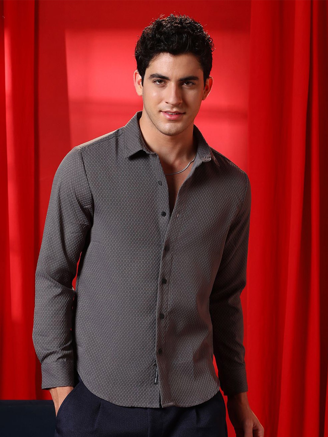 

Campus Sutra Men Comfort Fit Spread Collar Textured Casual Shirt, Grey