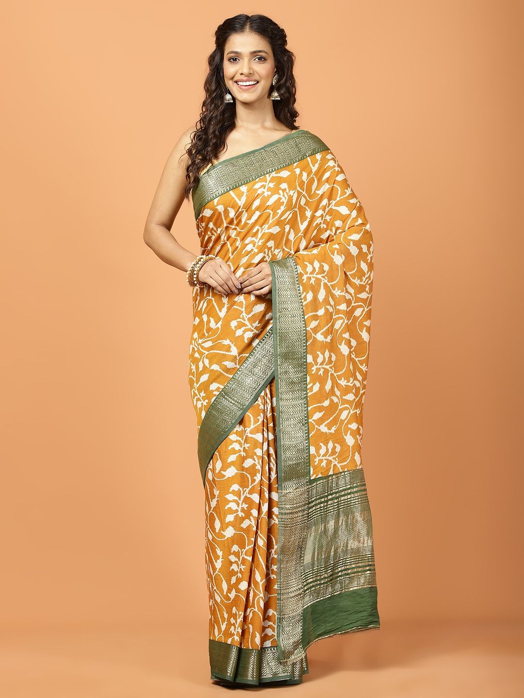 

Meena Bazaar Floral Printed Saree With Blouse Piece, Yellow