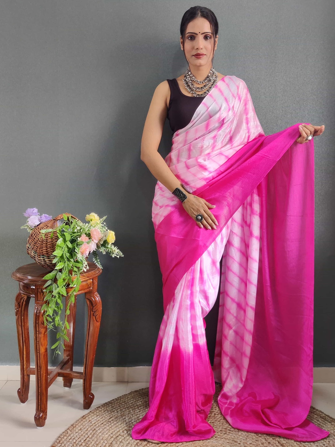 

DIVASTRI Tie and Dye Dyed Satin Leheriya Saree, Pink