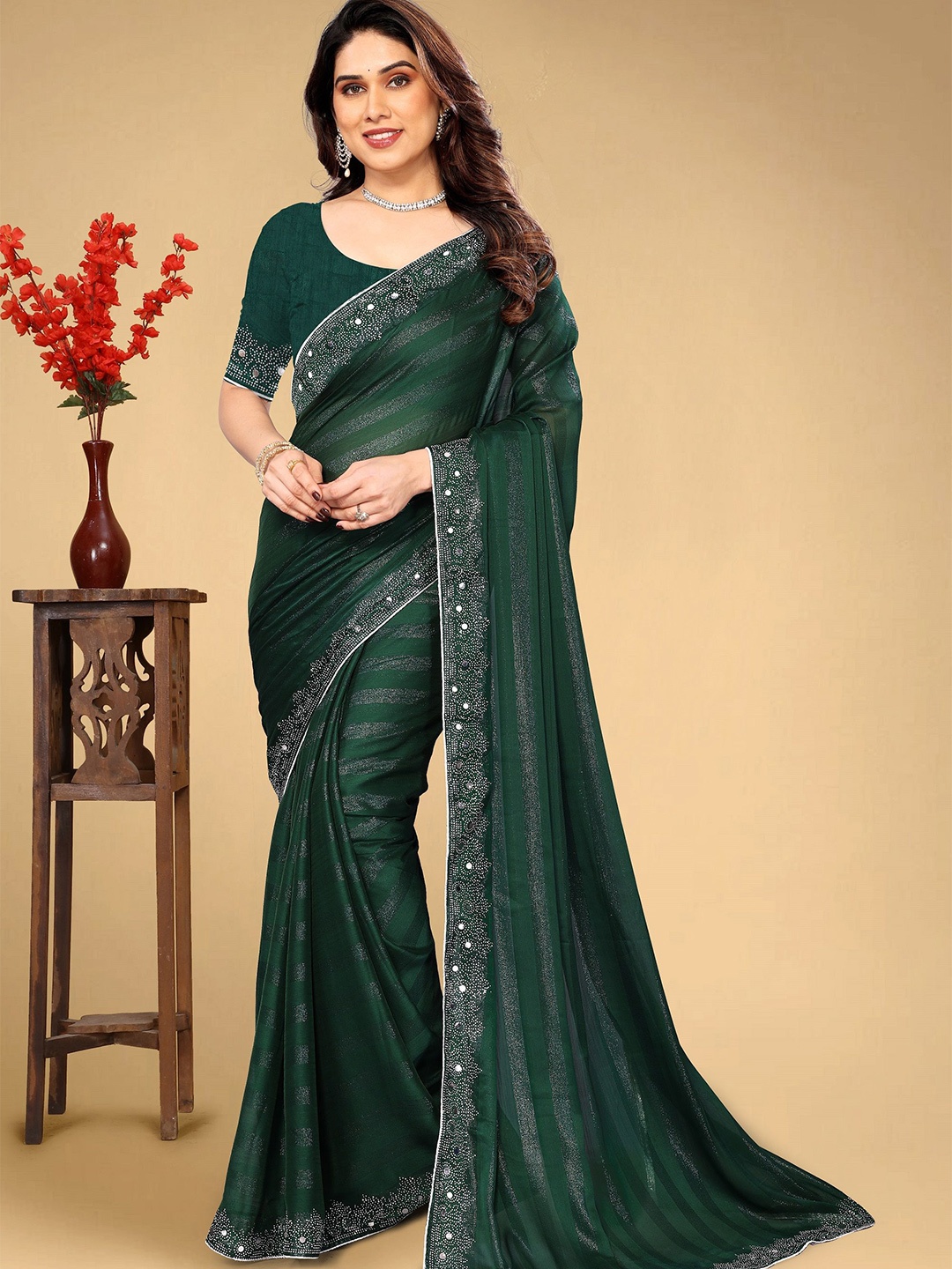 

VEERAIVA Striped Embroidered Saree, Green