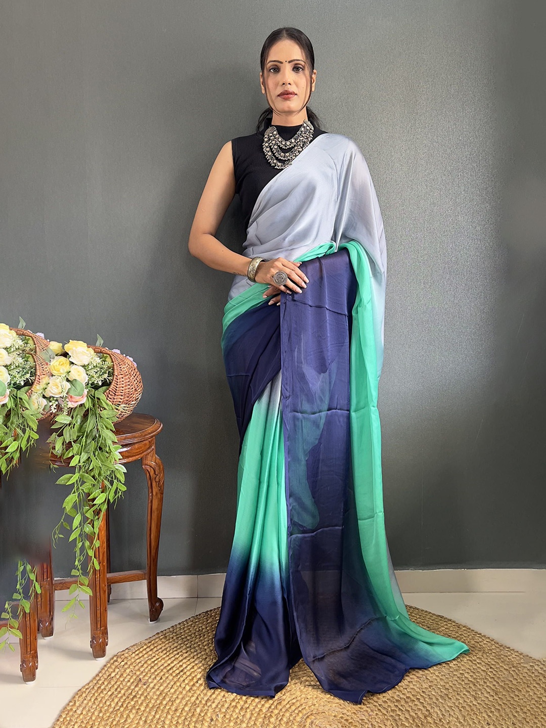 

DIVASTRI Colourblocked Pure Crepe Ready to Wear Saree, Blue