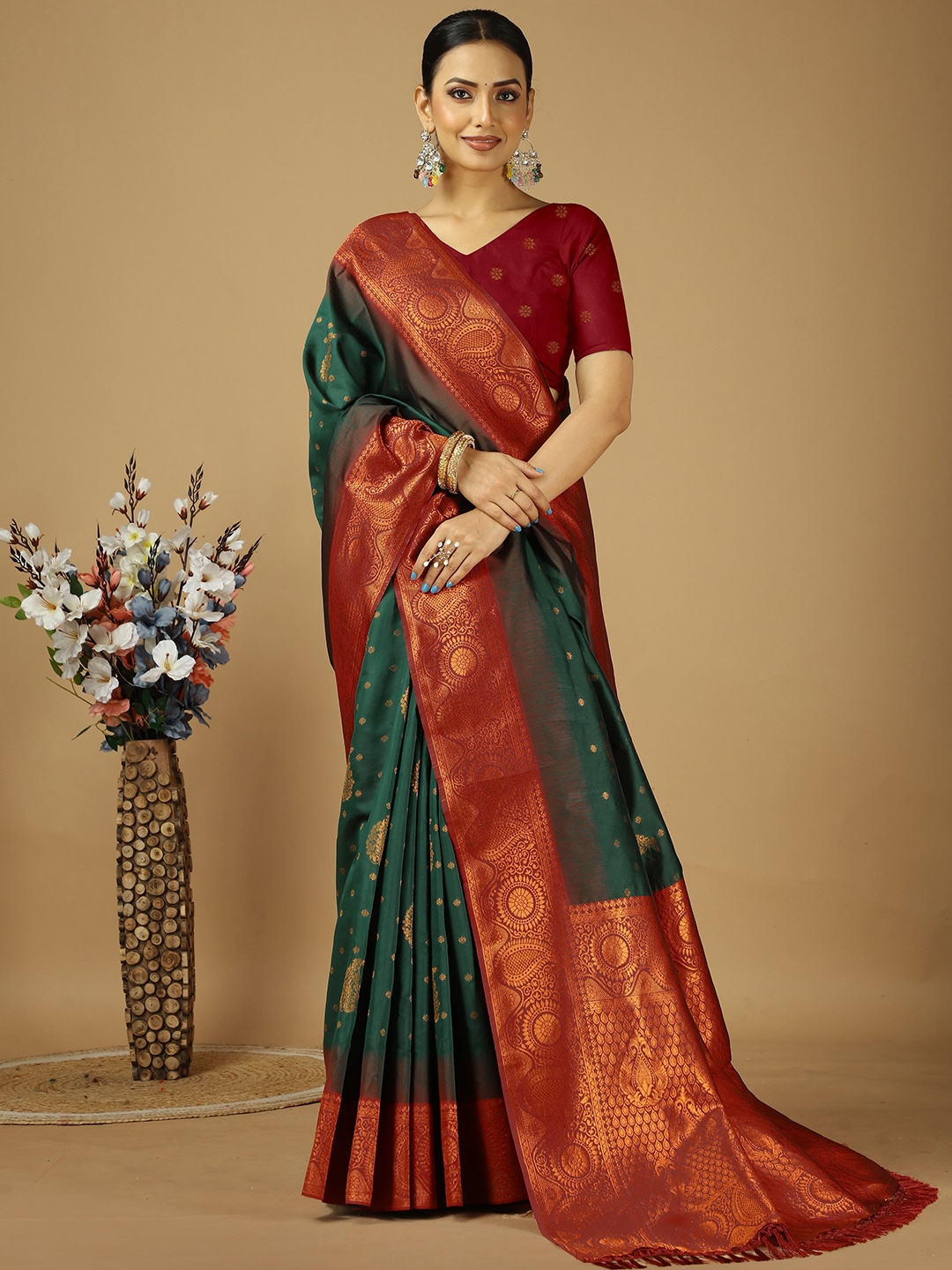 

KAYOMMI Woven Design Zari Kanjeevaram Saree, Green