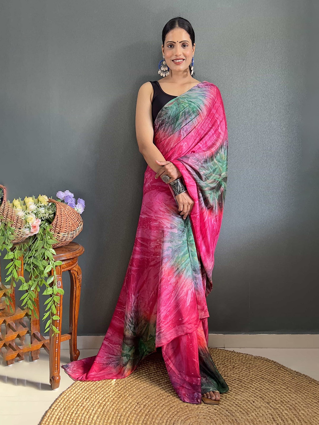 

DIVASTRI Tie and Dye Pure Chiffon Ready to Wear Saree, Pink