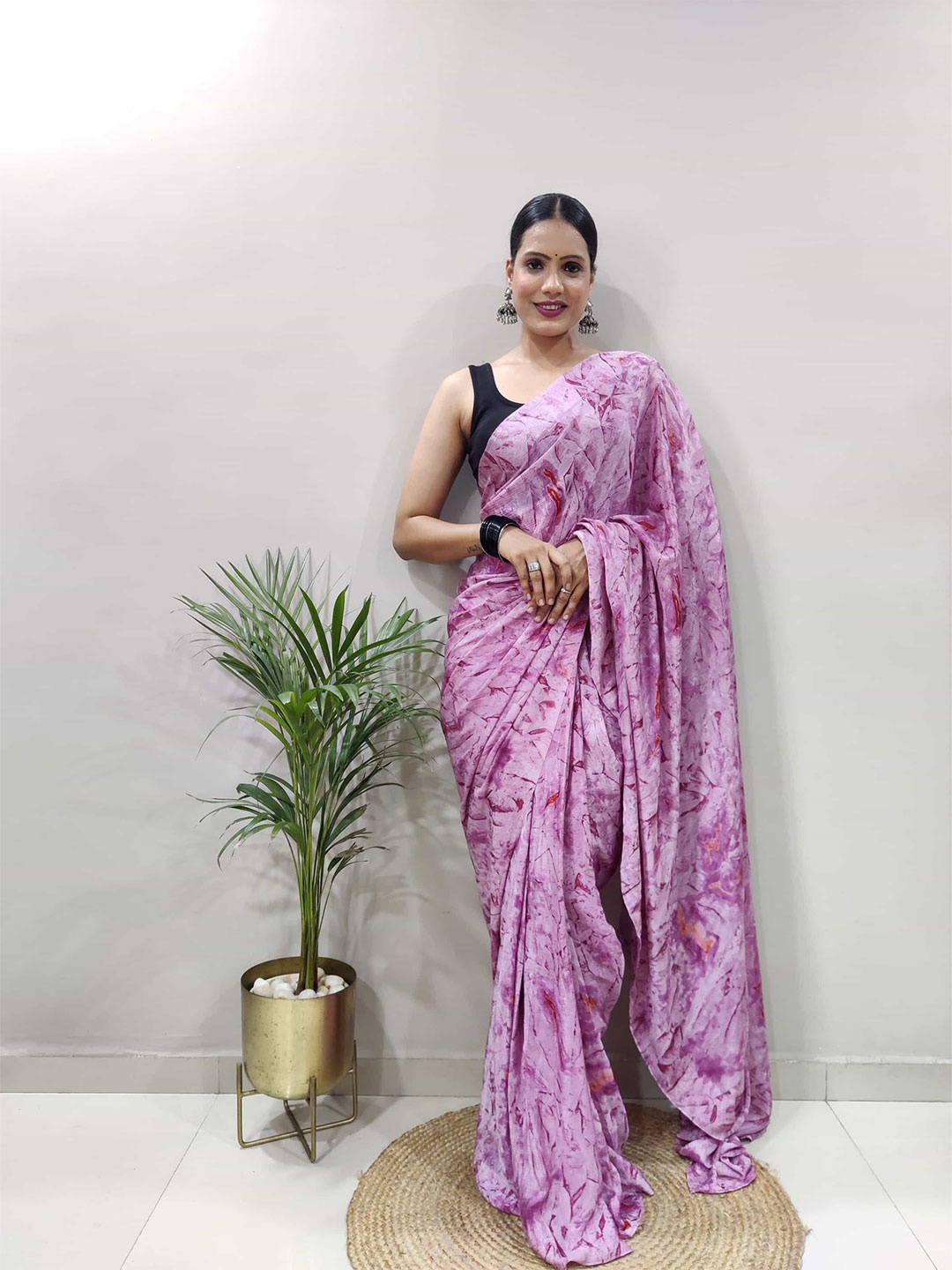 

DIVASTRI Abstract Printed Pure Georgette Ready to Wear Saree, Purple