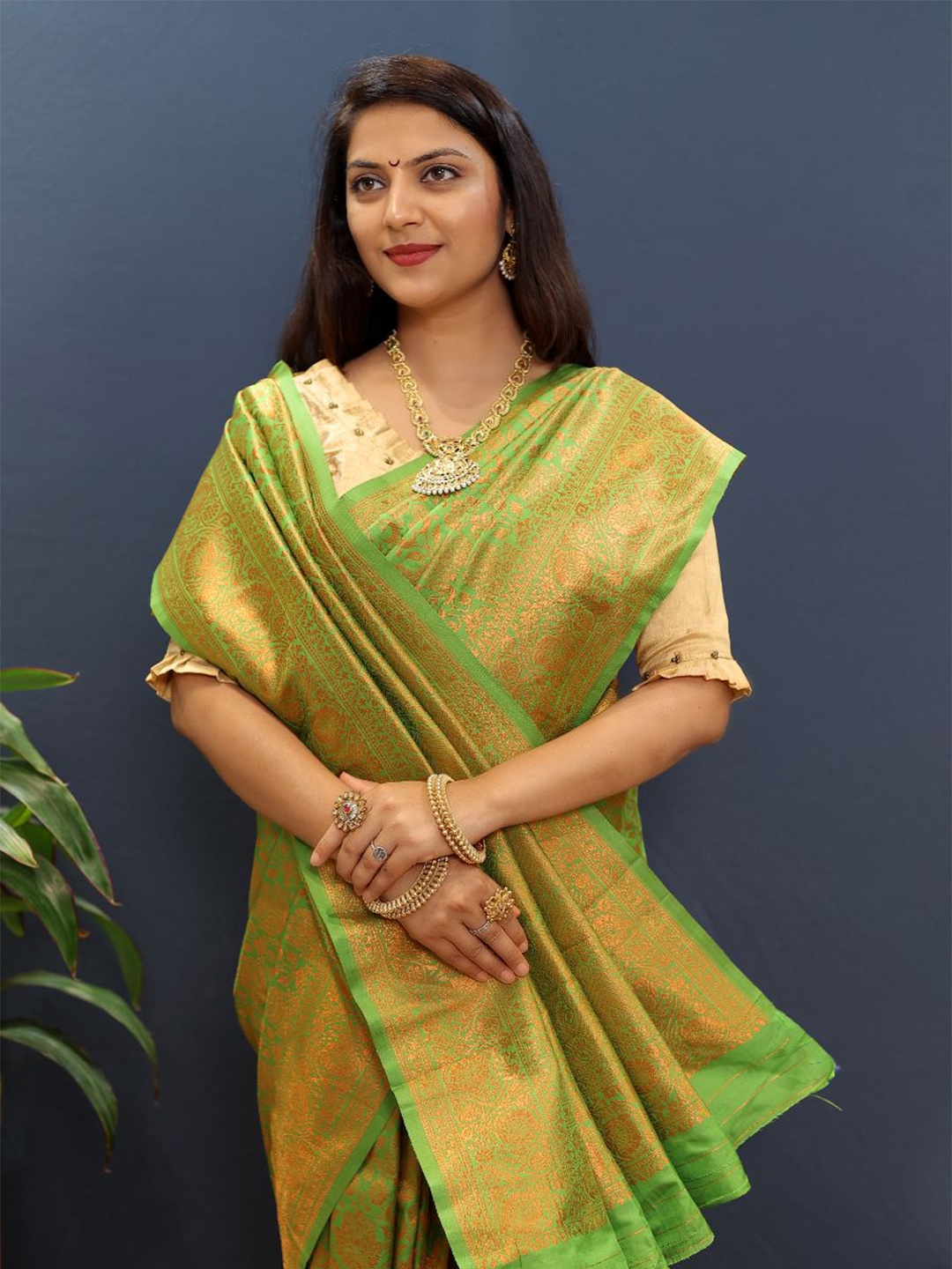 

Royal Rajgharana Saree Woven Design Zari Pure Silk Banarasi Sarees, Green