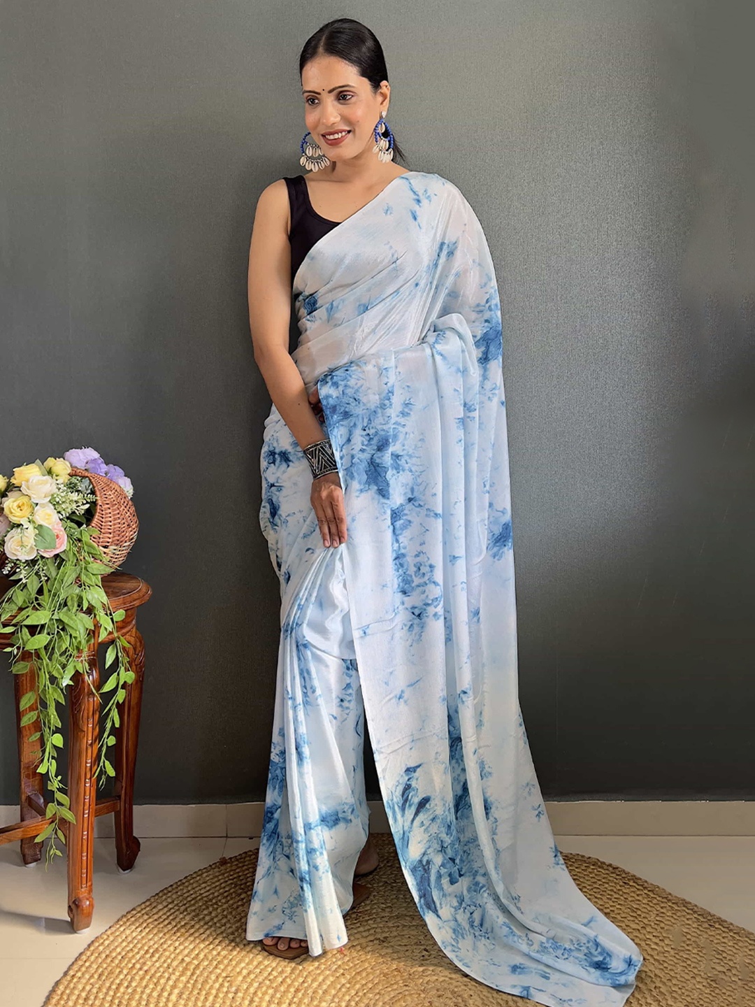 

DIVASTRI Abstract Printed Pure Chiffon Ready to Wear Holi Saree, Blue