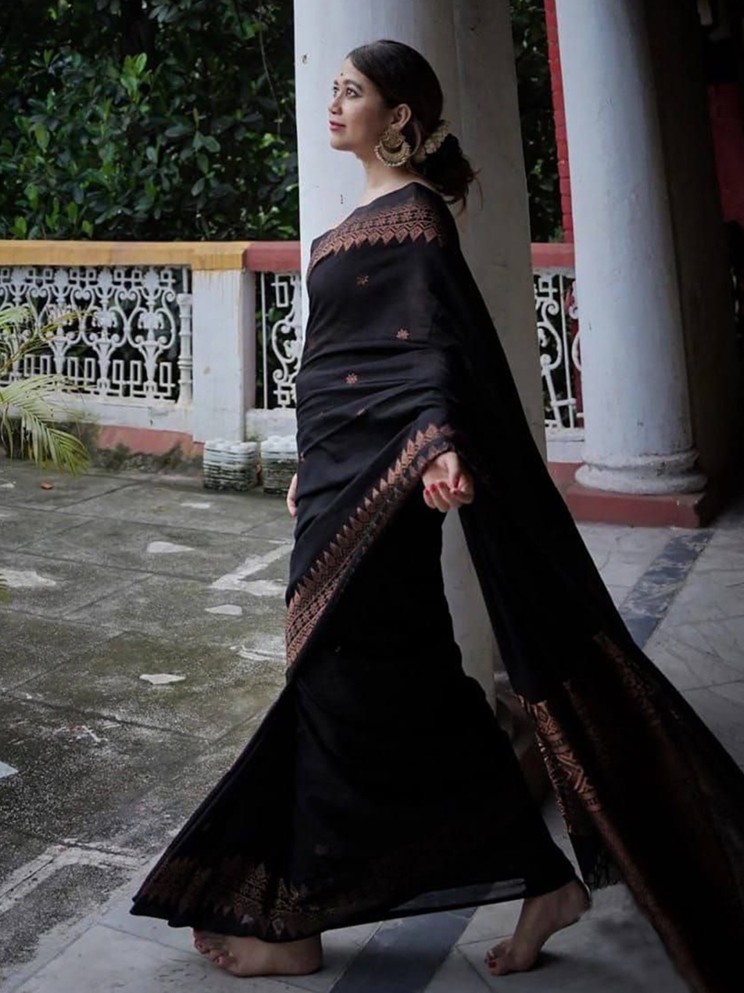 

KALINI Woven Design Zari Banarasi Saree, Black