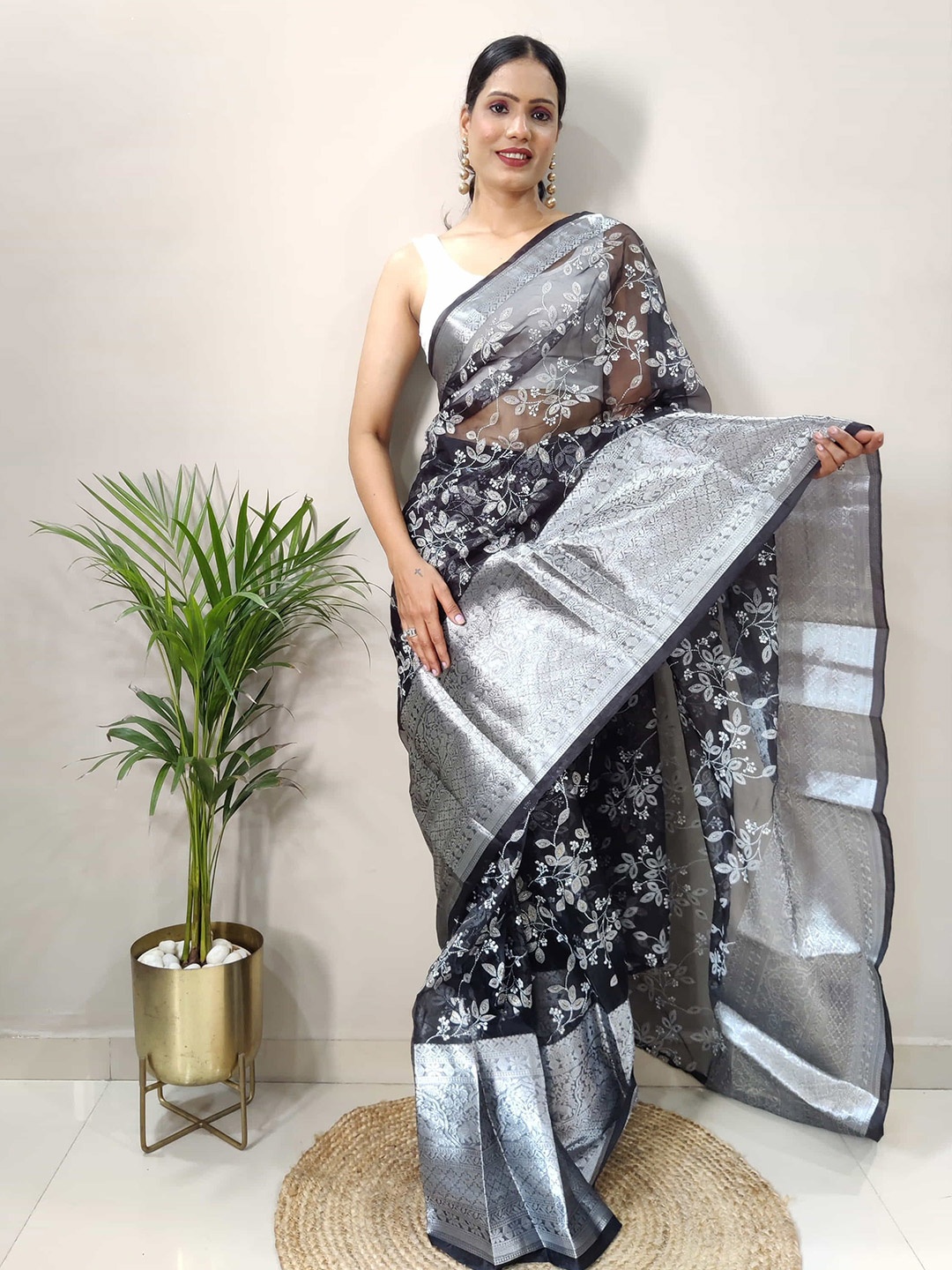 

DIVASTRI Floral Zari Organza Saree, Black